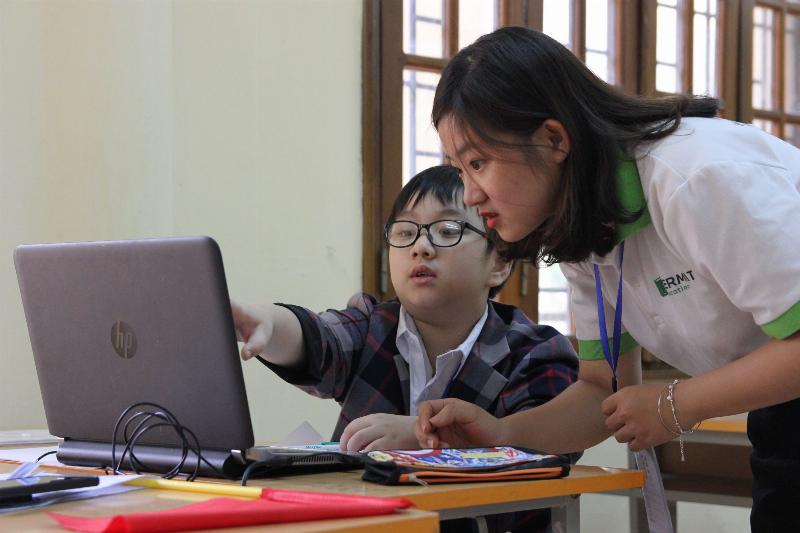 Một trang vở ghi chép bài toán có lời văn đã được tóm tắt và giải, minh họa cách tiếp cận bài tập thực tế sử dụng kiến thức toán 6 cánh diều tập 1